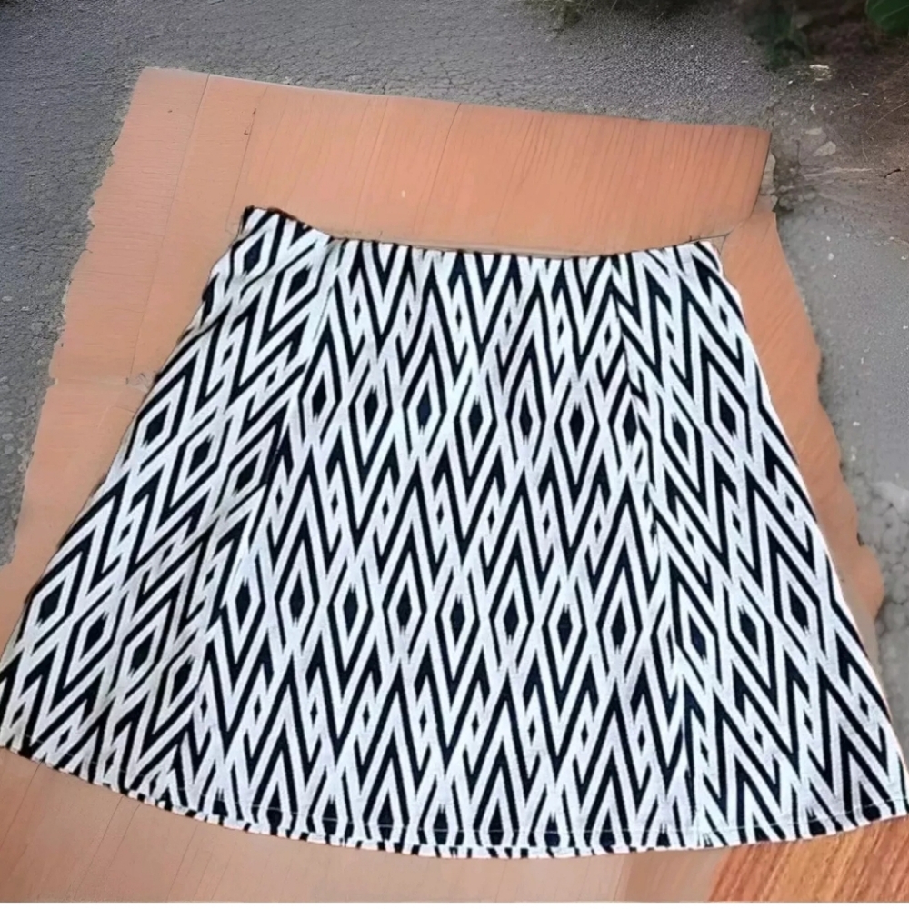 ZARA Trafaluc Pull-On A-line Mini Skirt Stretchy White Navy Diamond Geometric, M